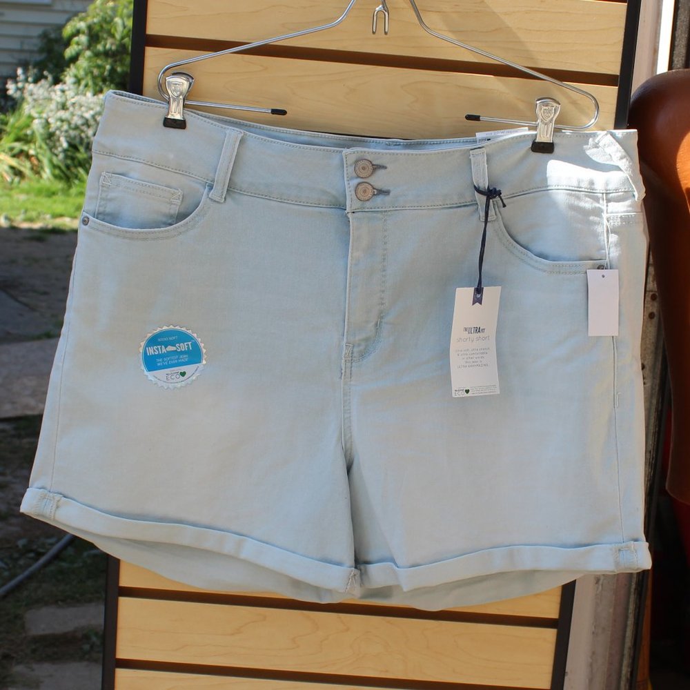 Wallflower brand Denim Ultrafit Shorty Stretch Shorts - Size 20W